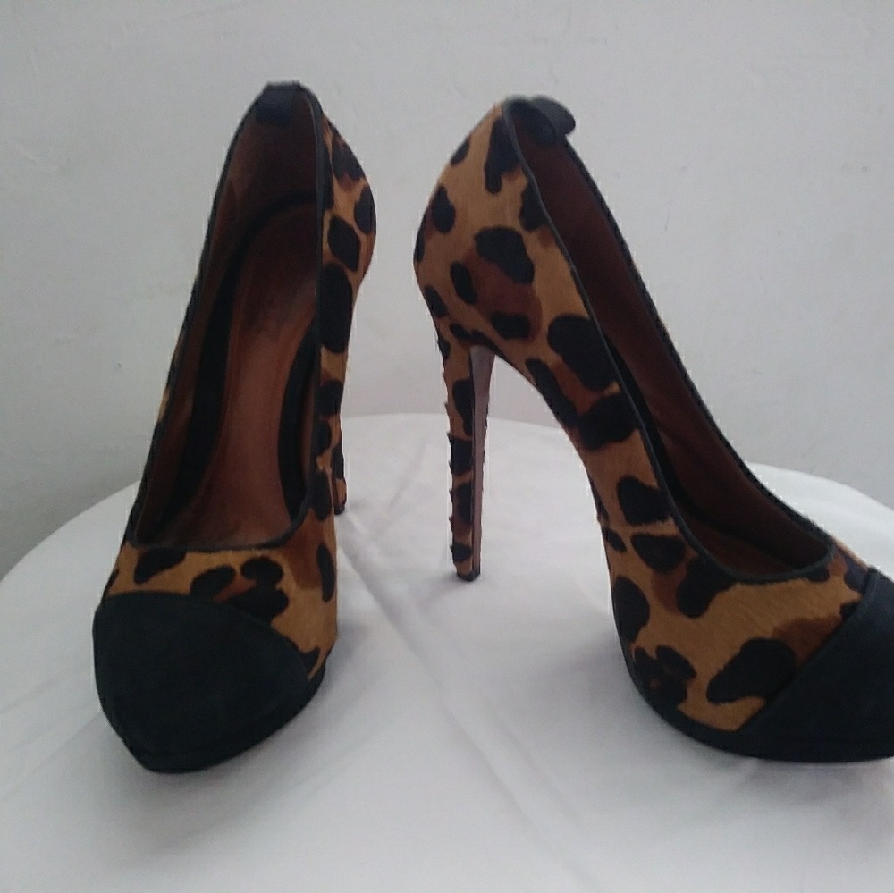 SCHUTZ Leopard Print Studded heel 5.5 to 6